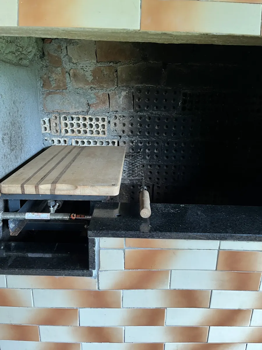 Churrasqueira na área coberta da Cabana Aconchego